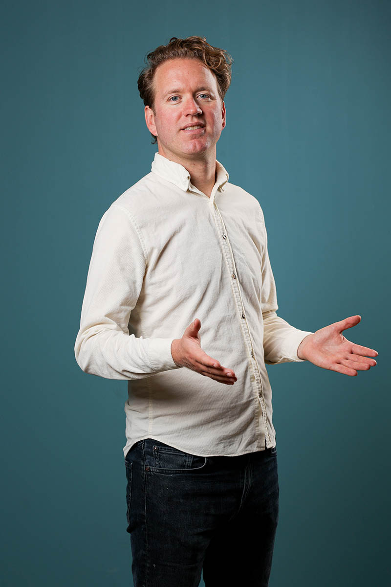 schoolboeken op een hand