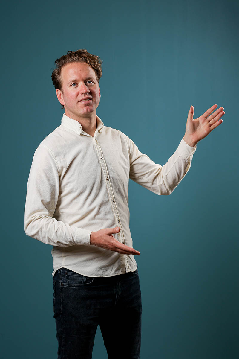 1H0A7453_geopt schoolboeken op een hand