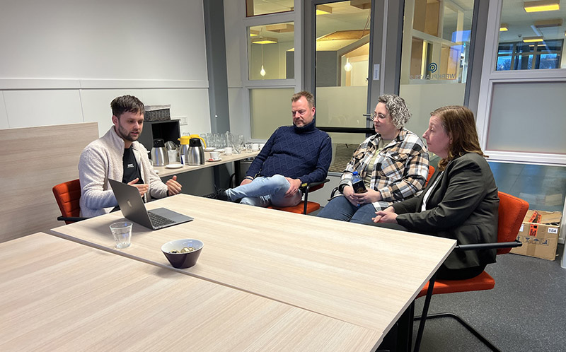 Uitdagingen Leraar geeft presentatie aan drie andere leraren